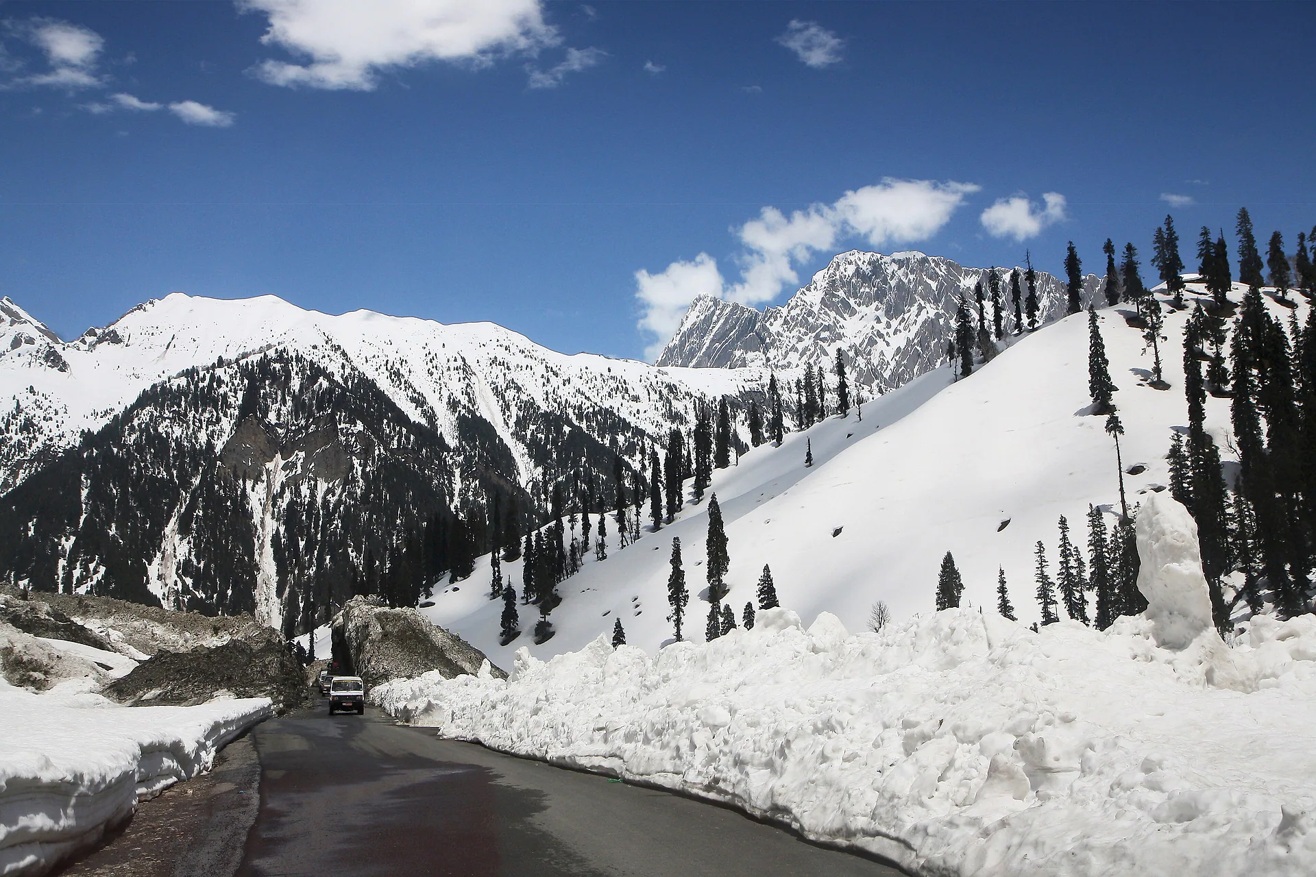 The snowy road toward Sonmarg along the Sindh valley