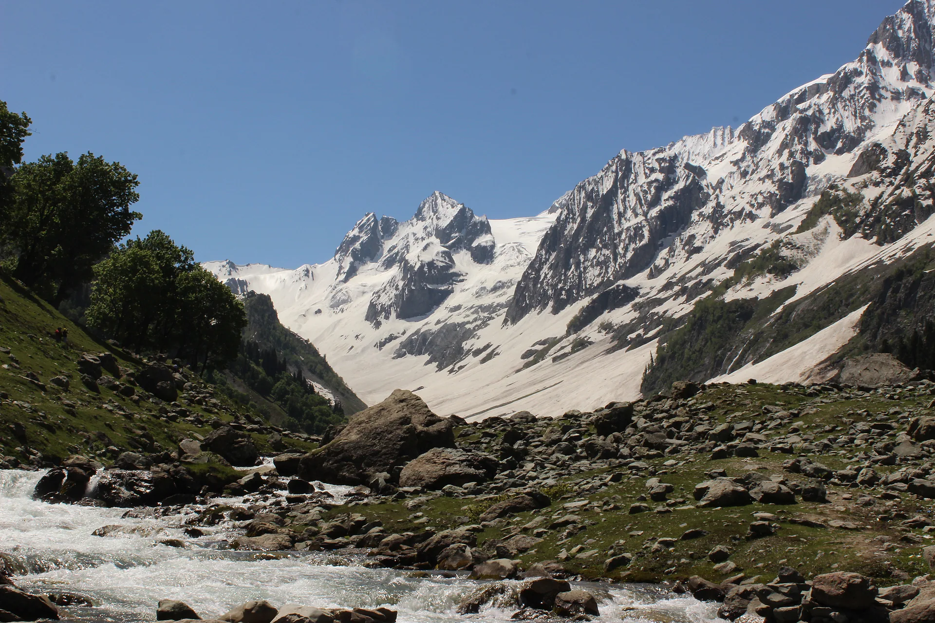 The Sindh River running through the Sonmarg valley